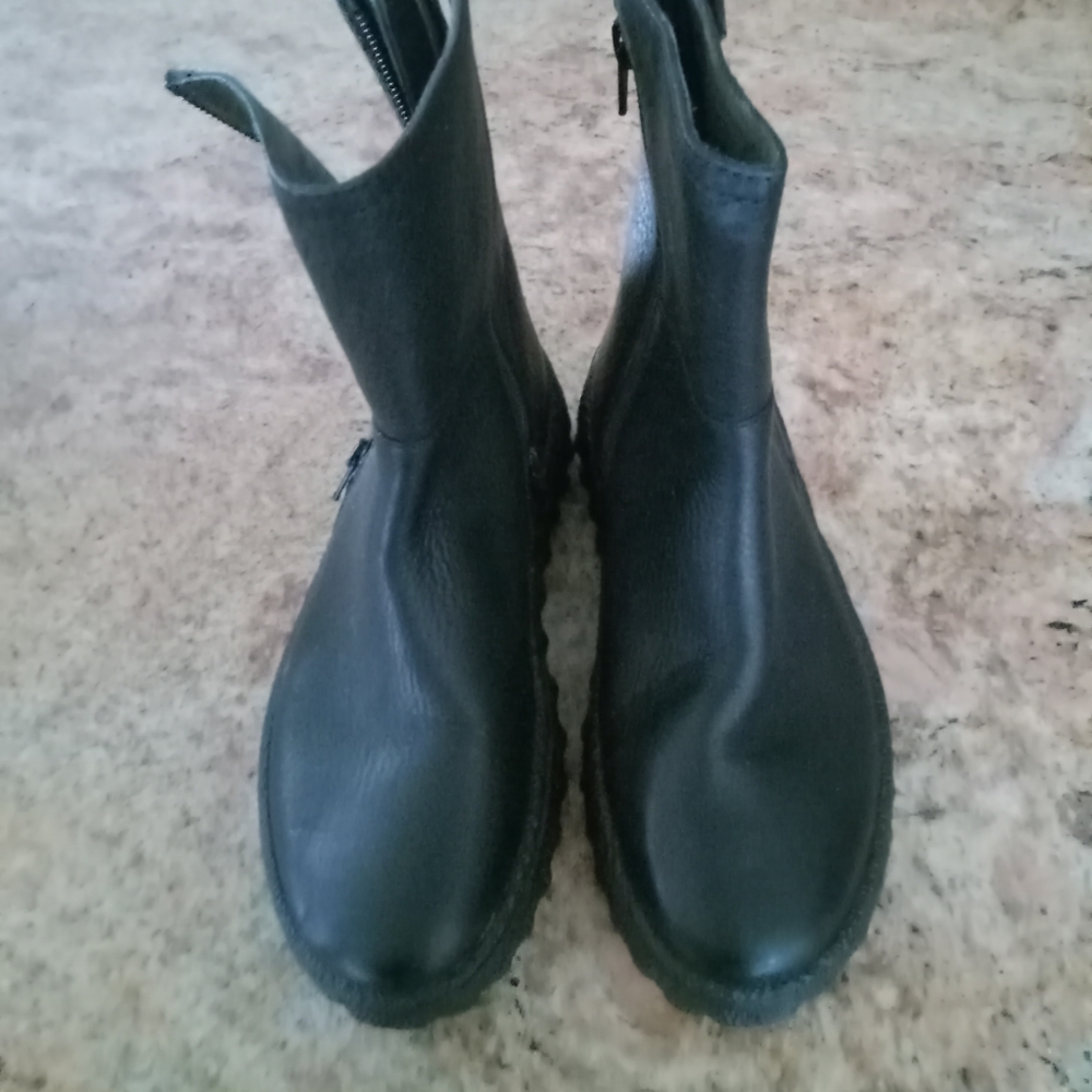 Boots - Picture 3 of 8